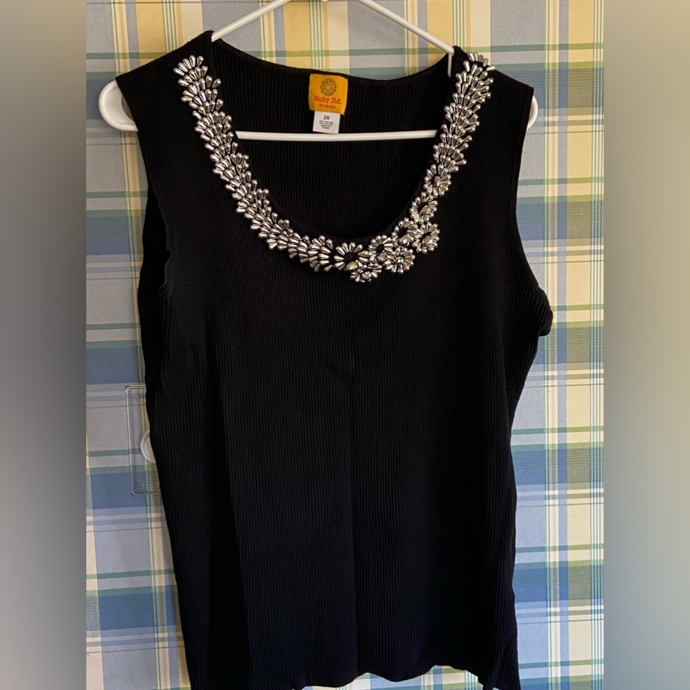 Ruby Rd Beautiful sweater knit tank top embellished w/ silver beads/stones. 2X.